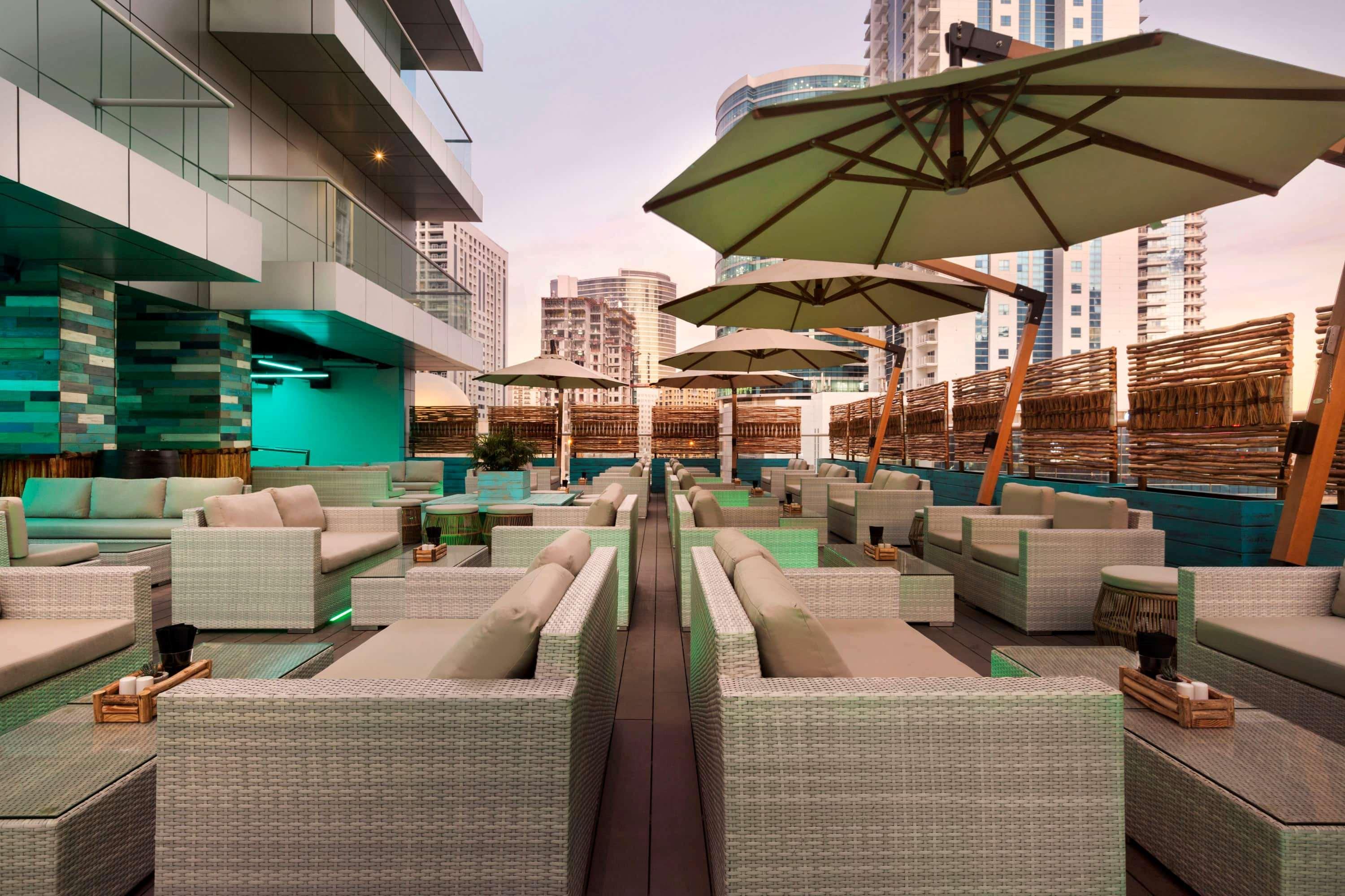 Hotel Tryp By Wyndham Dubái Exterior foto Rooftop lounge at the Jumeirah Jumeirah