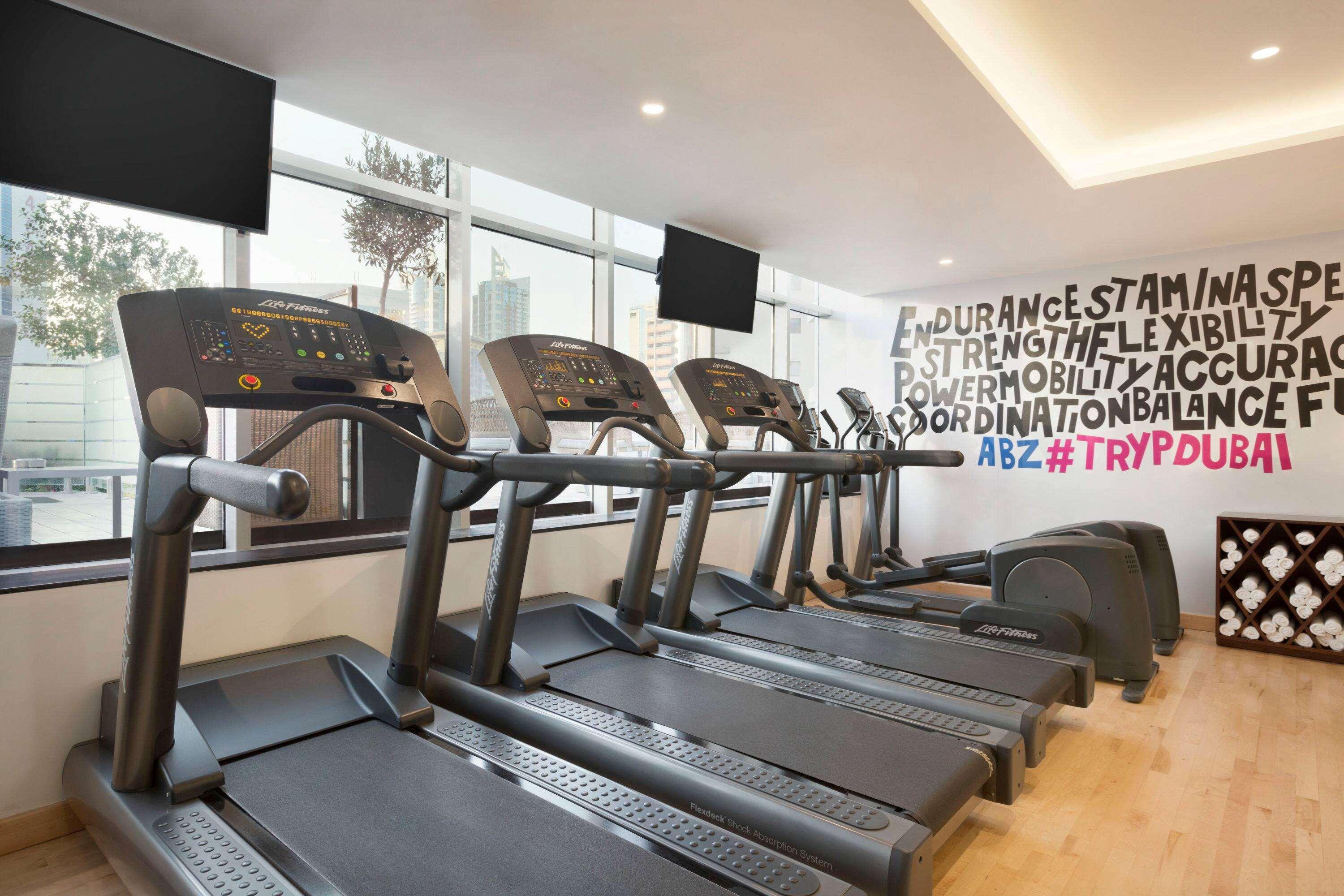 Hotel Tryp By Wyndham Dubái Exterior foto Life Fitness
