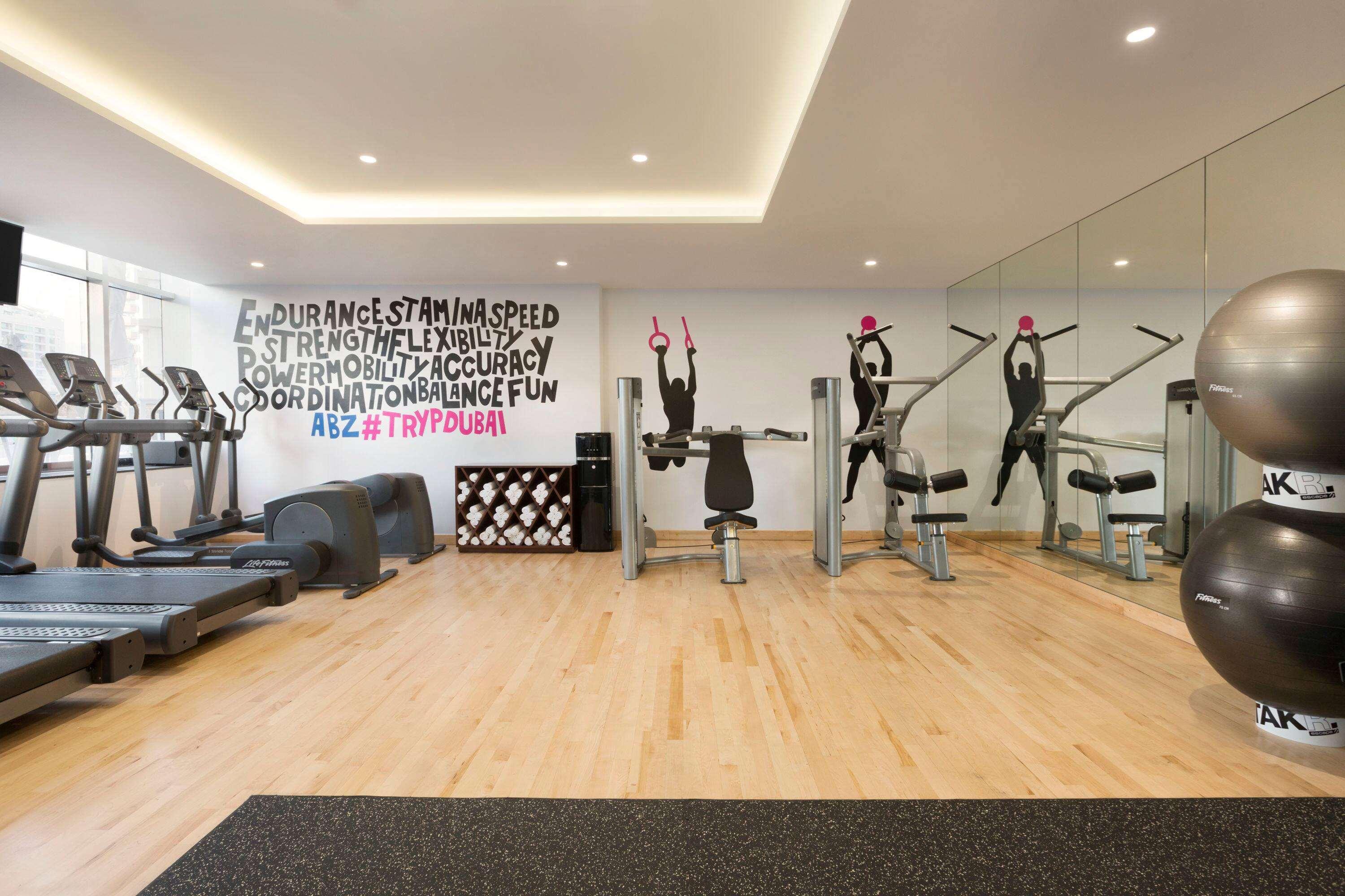 Hotel Tryp By Wyndham Dubái Exterior foto Fitness center in Dubai