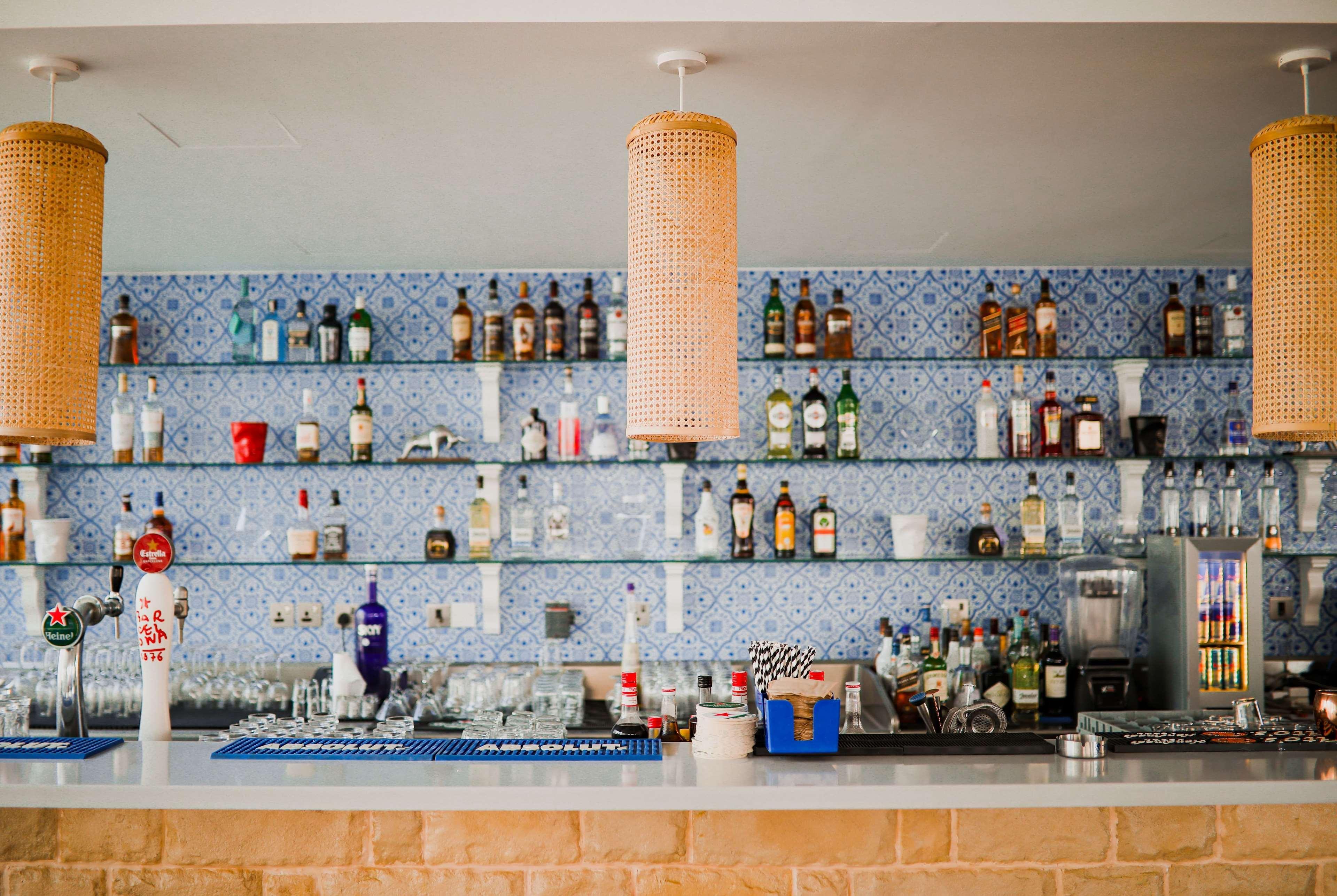 Hotel Tryp By Wyndham Dubái Exterior foto The bar at the beach