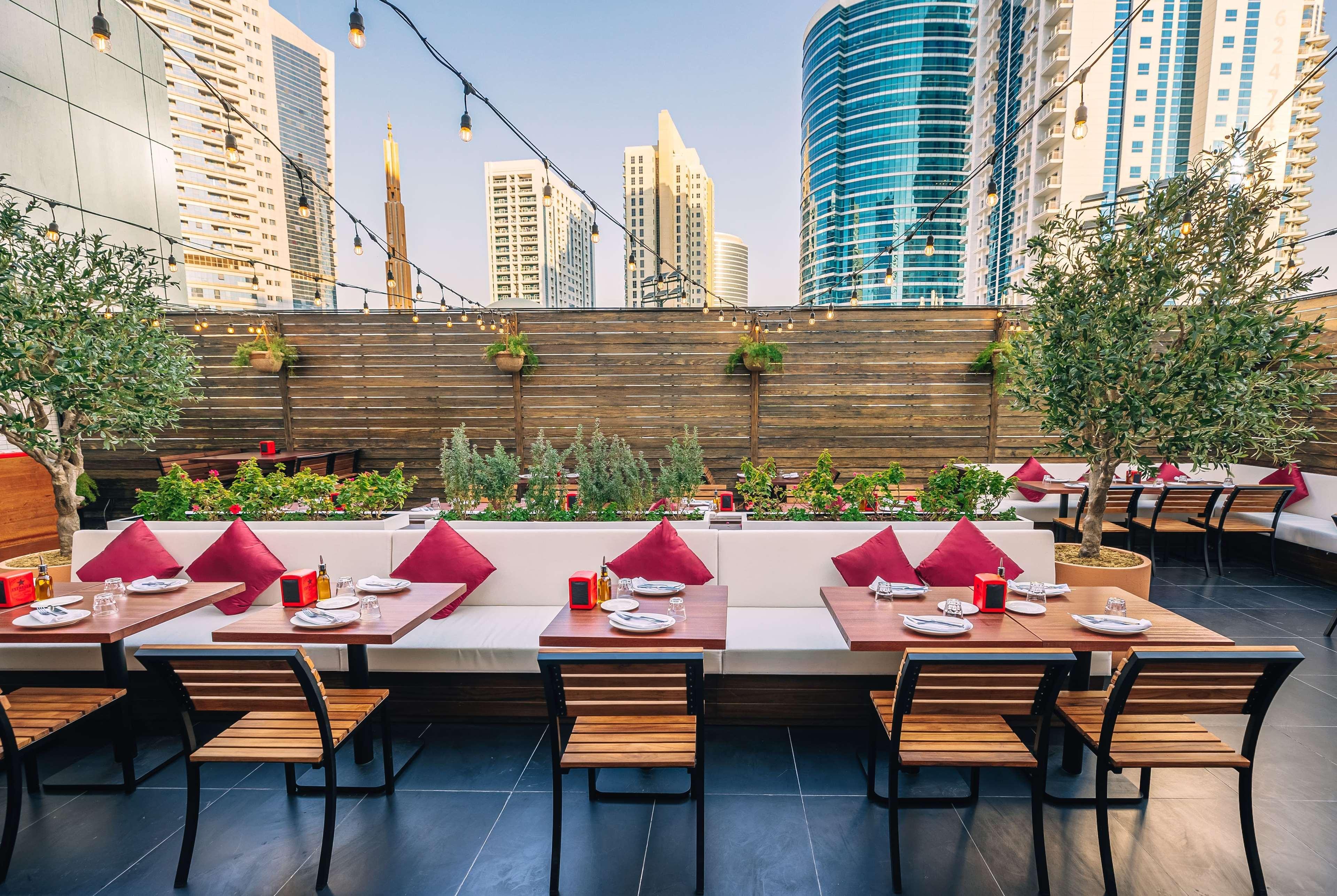 Hotel Tryp By Wyndham Dubái Exterior foto The restaurant's rooftop terrace