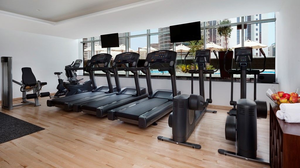 Hotel Tryp By Wyndham Dubái Exterior foto Fitness equipment in a gym