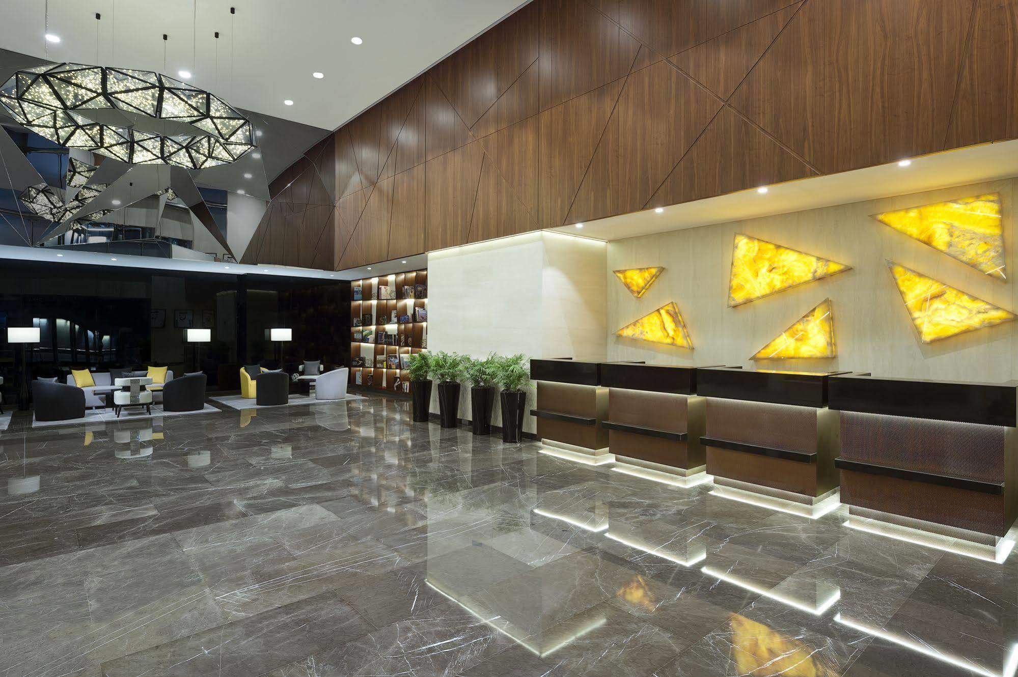 Hotel Tryp By Wyndham Dubái Exterior foto Reception desk