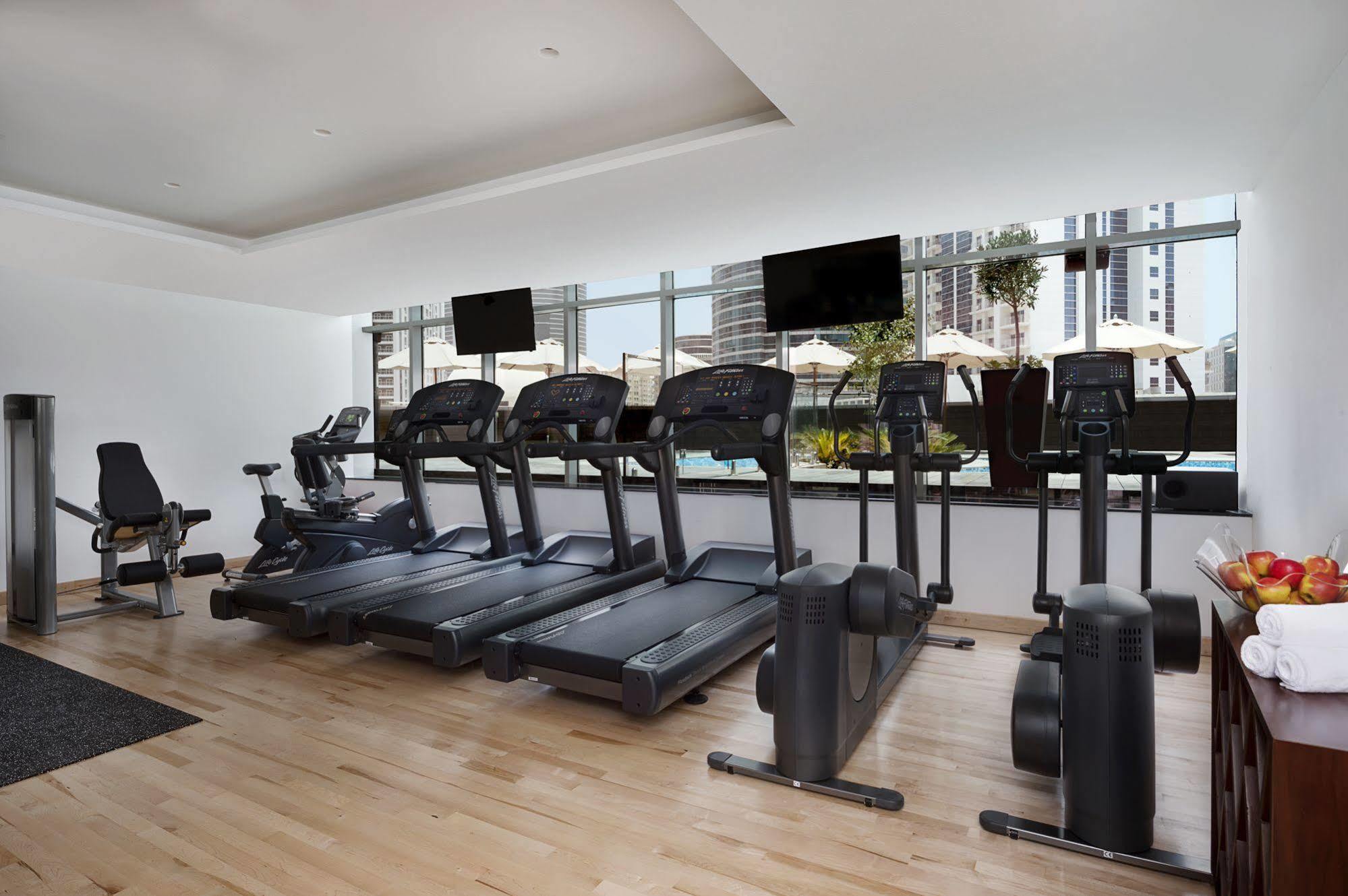 Hotel Tryp By Wyndham Dubái Exterior foto Fitness room