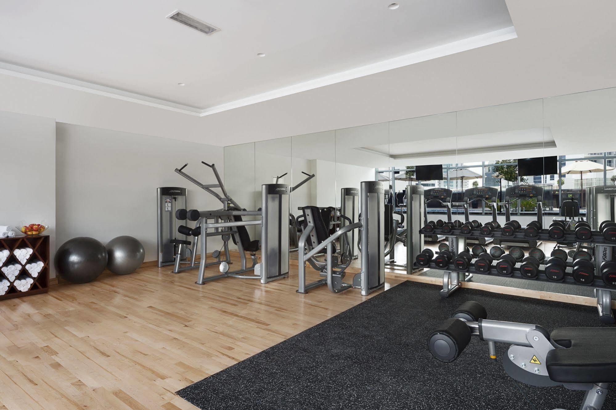 Hotel Tryp By Wyndham Dubái Exterior foto Fitness room