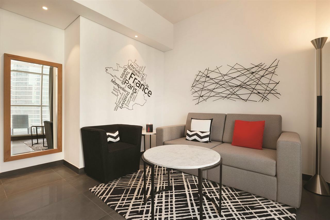 Hotel Tryp By Wyndham Dubái Exterior foto The word "Paris" in the wall of a room at the Westin Paris Opera