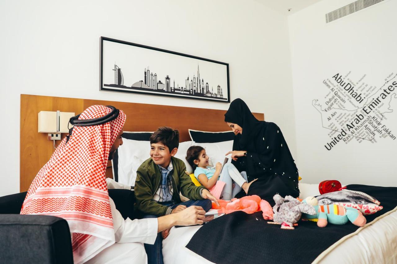 Hotel Tryp By Wyndham Dubái Exterior foto Family in a hotel room