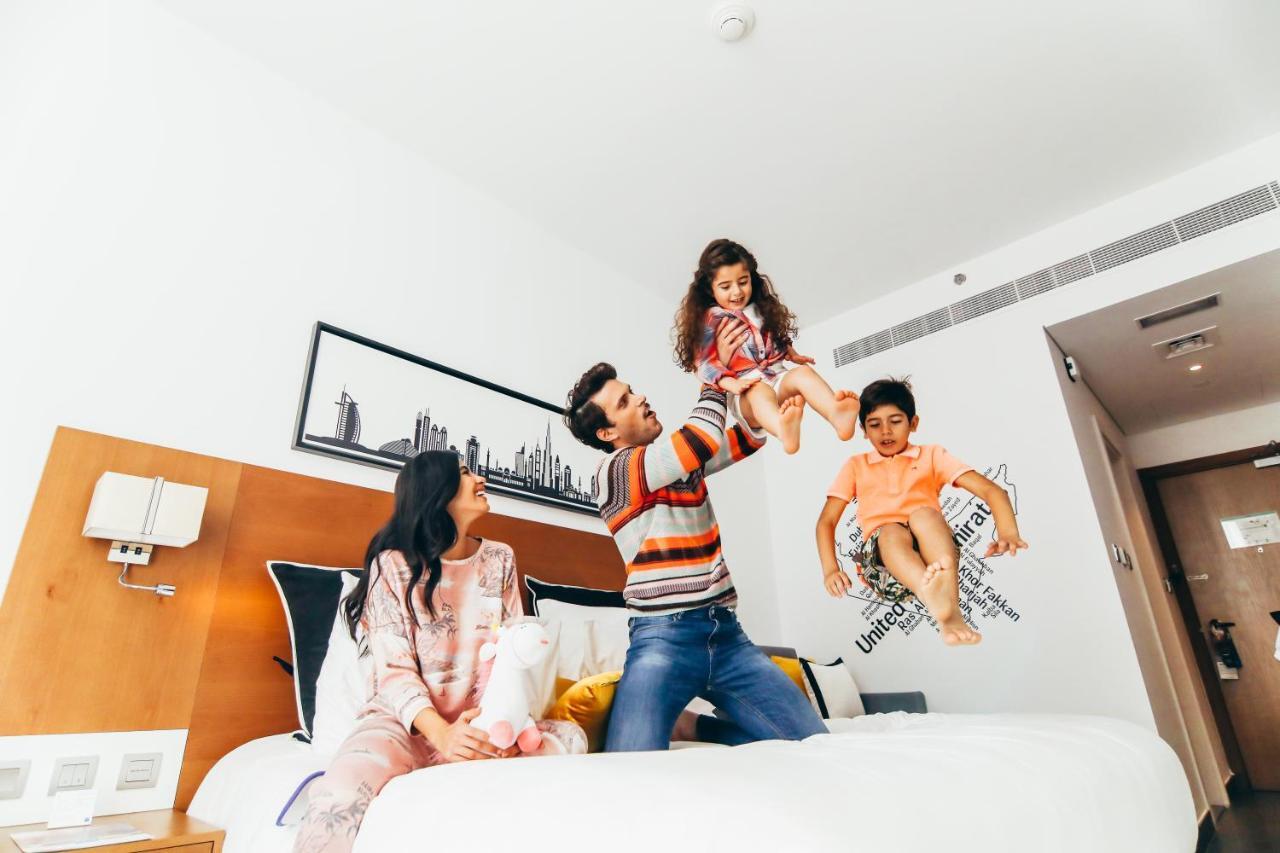 Hotel Tryp By Wyndham Dubái Exterior foto Family in a hotel room